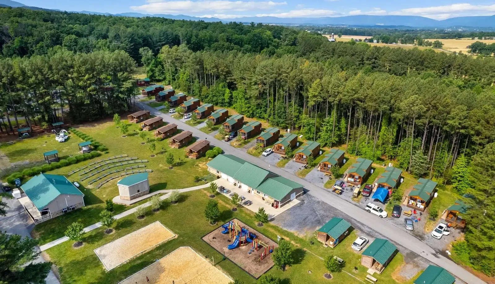 رياض ومنطقة تخييم خلابة للبيع مع مرافق ومسارات مخصصة