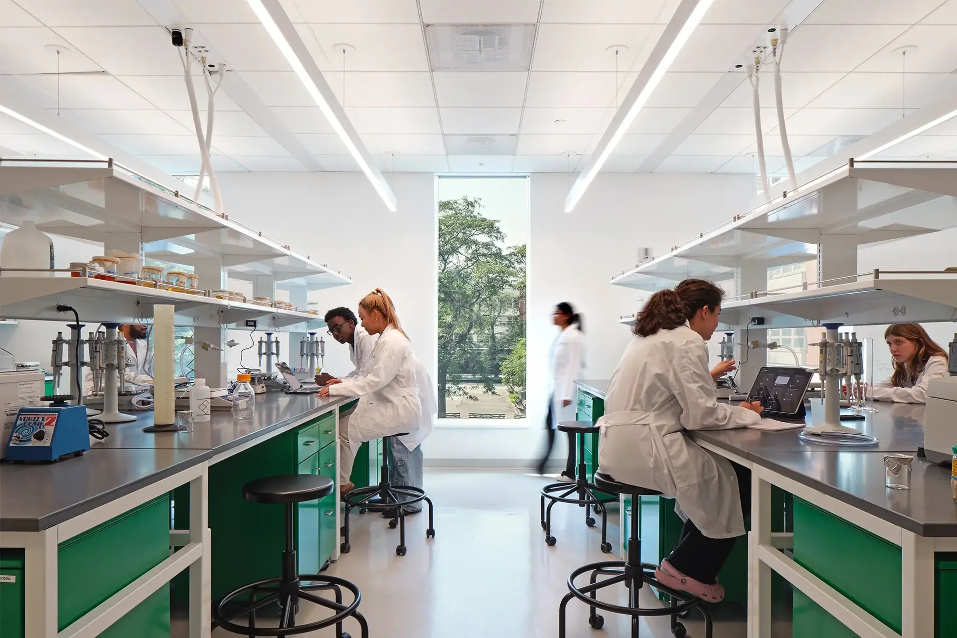 فني مختبر الاختبارات البيئية