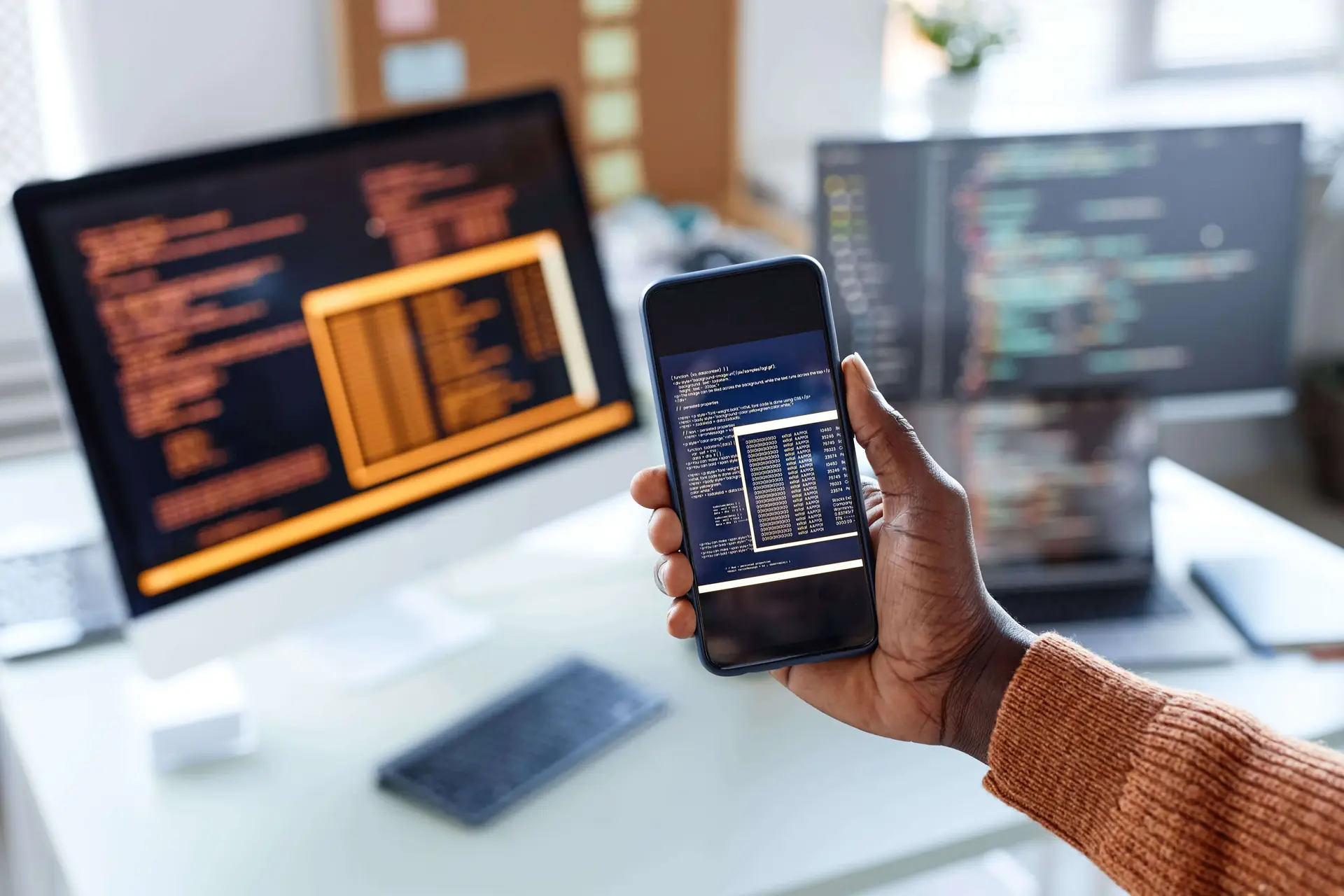 مطور تطبيقات آي أو إس أصلية ومتخصص بالبرمجيات